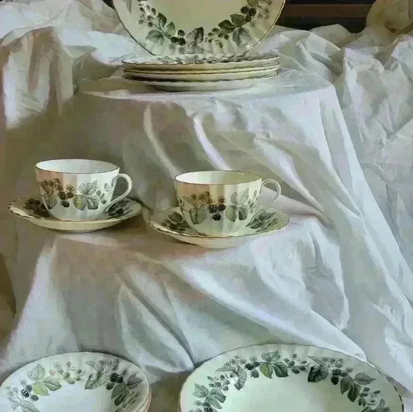 Set of 4- Lavinia Tea Cup and Saucers - Picture 4 of 4